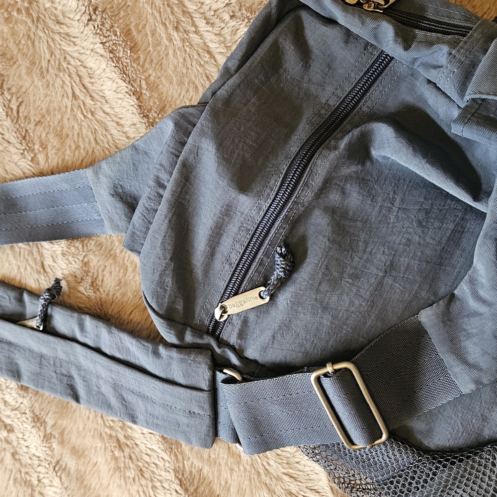 Baggallini bag in blue,  almost new - Picture 3 of 5